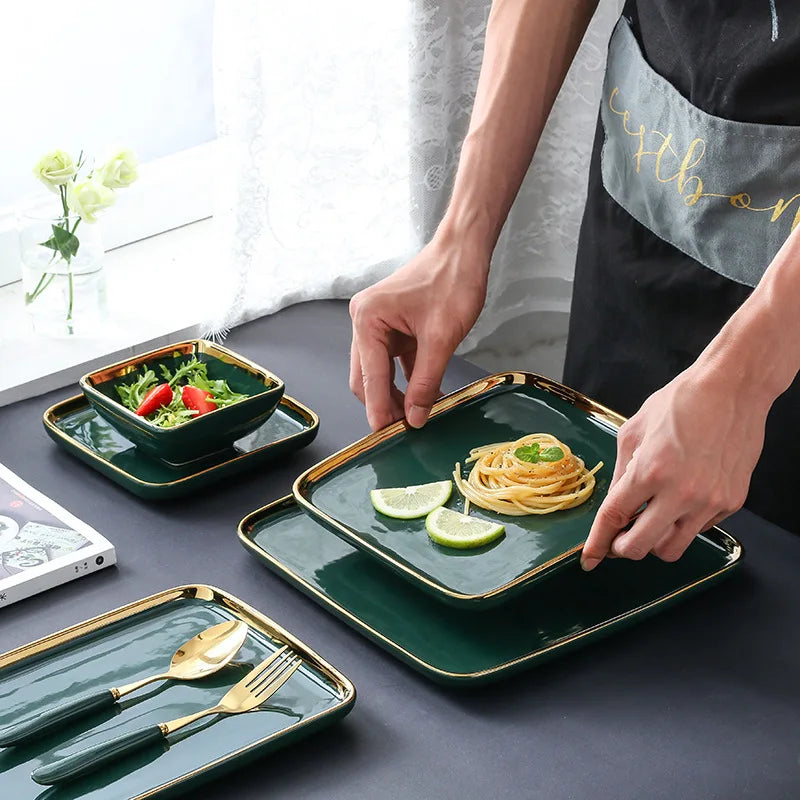 Ensemble de vaisselle QueCooking en céramique vert foncé, moderne, luxe, vaisselle, plats, maison, bordure dorée, porcelaine, steak, pâtes
